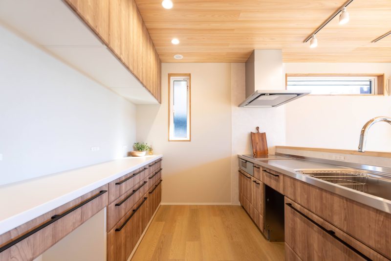 I型キッチンとカップボード